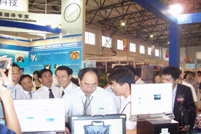 中國和平利用軍工技術協(xié)會的秘書長石金武先生對聯(lián)想的加固筆記本表現(xiàn)出了濃厚的興趣