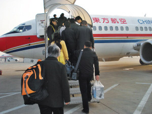 民航局稱嚴(yán)格執(zhí)行經(jīng)濟(jì)艙旅客限帶一件物品規(guī)定