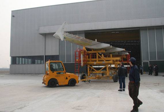 中航工業西飛國際天津公司總裝的首架A320機翼完成了總裝、測試