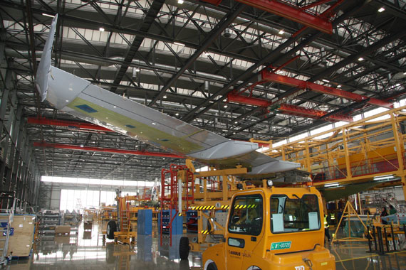 中航工業西飛國際天津公司總裝的首架A320機翼完成總裝測試