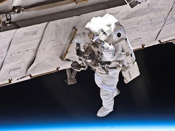 宇航員在第一次太空行走中