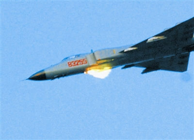 戰(zhàn)機發(fā)射航炮。