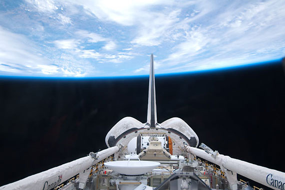 太空中的亞特蘭蒂斯號航天飛機