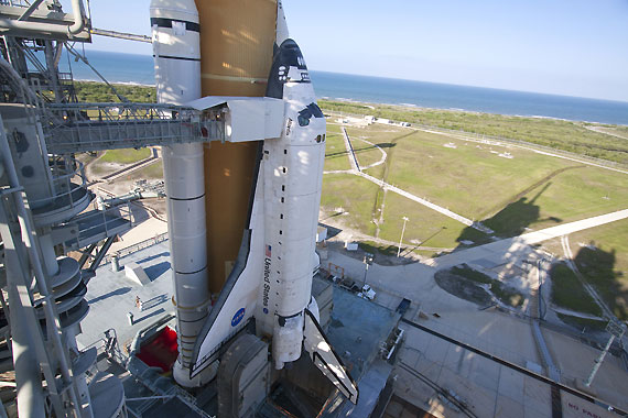 亞特蘭蒂斯號航天飛機矗立發射臺