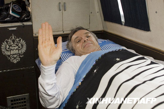 12月1日,加拿大宇航員羅伯特·瑟斯克在哈薩克斯坦阿爾卡雷克附近著陸后在一輛車內(nèi)休息。新華社/法新