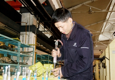 劉時勇正在進行鉚接作業