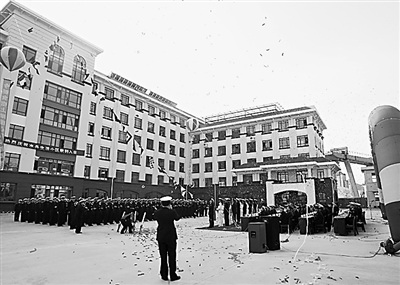 某現代化軍港一側，經過精心設計、精心施工，一幢幢嶄新的水兵樓拔地而起