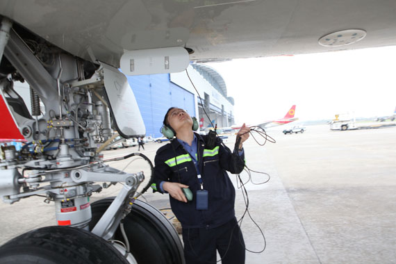 南航機(jī)務(wù)人員檢查飛機(jī)