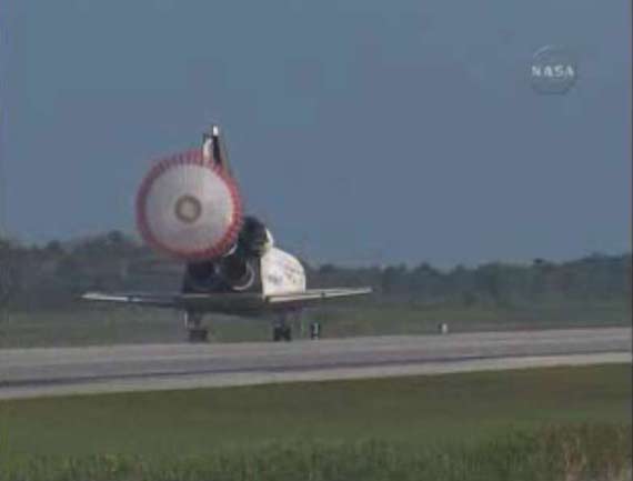 美國發現號航天飛機成功降落在跑道上