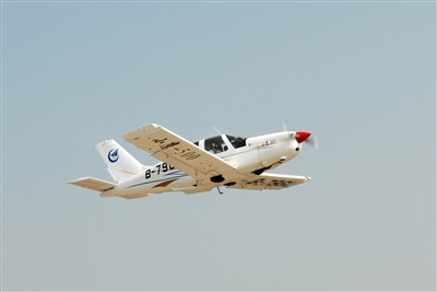 “小鷹”500飛機進行飛行表演。