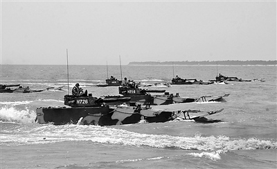 兩棲步戰(zhàn)車搶灘登陸訓(xùn)練。　　姚澤勇攝