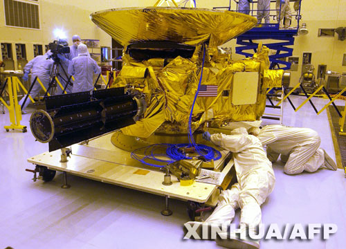 這張2005年11月4日拍攝的資料照片顯示，技術人員在美國佛羅里達州卡納維拉爾角肯尼迪航天中心對新地平線號冥王星探測器進行檢測。