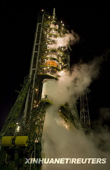 21日，在哈薩克斯坦境內(nèi)的拜科努爾航天發(fā)射中心，俄羅斯“聯(lián)盟TMA-17”載人飛船矗立在發(fā)射塔上。