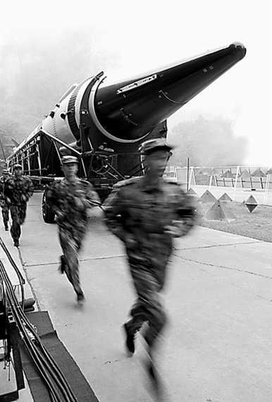 導(dǎo)彈展開訓(xùn)練。滿 博攝