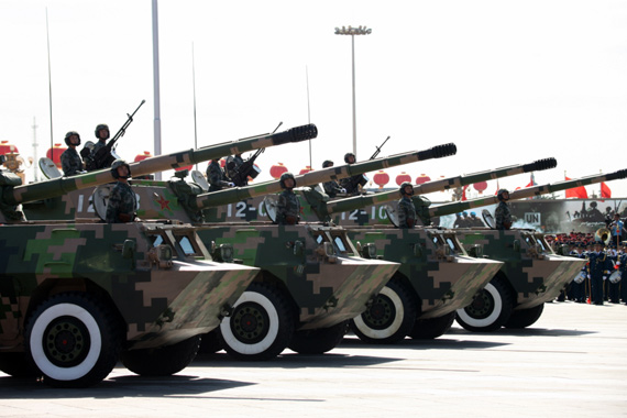 資料圖:新中國成立60周年國慶閱兵展示的國產(chǎn)100毫米輪式自行突擊炮