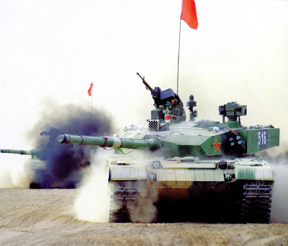 軍隊(duì)代表稱軍隊(duì)裝甲車(chē)等重型裝備一出動(dòng)就容易壓壞老百姓的路,被“堵”在營(yíng)區(qū)里開(kāi)不出去。資料圖:解放軍改進(jìn)型99式坦克高速機(jī)動(dòng)