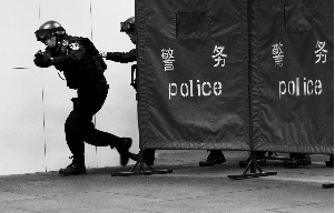 特警狙擊手每天都要進(jìn)行嚴(yán)格的訓(xùn)練，幾乎槍不離手。