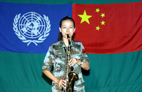 圖為護士單敏在慶祝維和20周年聯歡會上演奏薩克斯。攝影:郭云飛