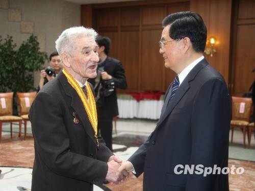 會見結(jié)束時,俄羅斯老戰(zhàn)士佩戴著胡錦濤頒發(fā)給他的“和平”獎?wù)拢c胡錦濤緊緊握手,依依惜別。中新社發(fā)張朔攝
