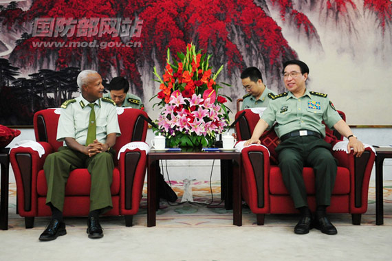 6月29日,中央軍委副主席徐才厚上將會見埃塞俄比亞軍隊總參謀長薩莫拉•尤內斯上將。李曉偉攝