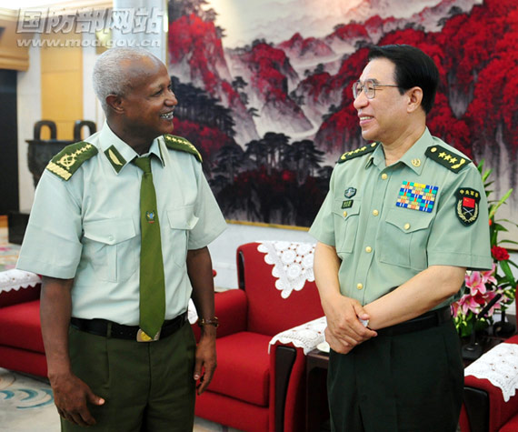 6月29日,中央軍委副主席徐才厚上將會見埃塞俄比亞軍隊總參謀長薩莫拉•尤內斯上將。李曉偉攝