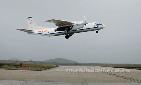 實施人工增雨作業的飛機正在起飛。