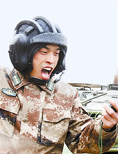 連長閆雙義及時通過指揮網發(fā)送空情警報，一場反空襲作戰(zhàn)進入倒計時。