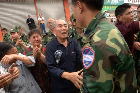 解放軍報：面對大地震巨災我們選擇堅強(圖)