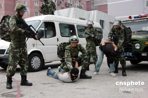 組圖：溫州邊防特警反恐演習制服持槍“歹徒”