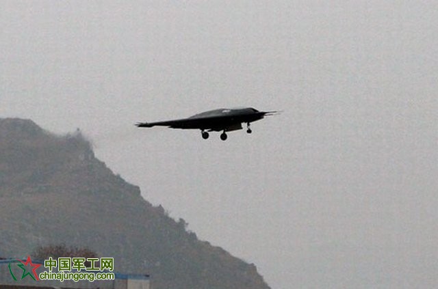 中國(guó)&ldquo;利劍&rdquo;隱身無(wú)人攻擊機(jī)成功首飛