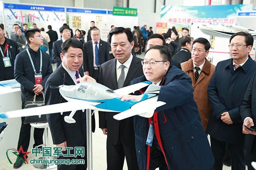 河北省副省長王曉東(中)在展館內參觀