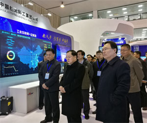 中央軍民融合辦常務(wù)副主任金壯龍參觀央企創(chuàng)新成就展航天科工展區(qū)